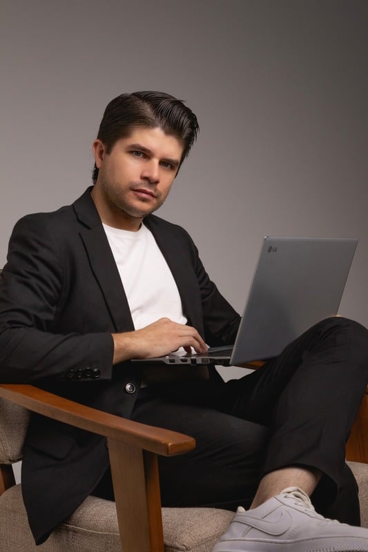 John Nunes sentado com um notebook